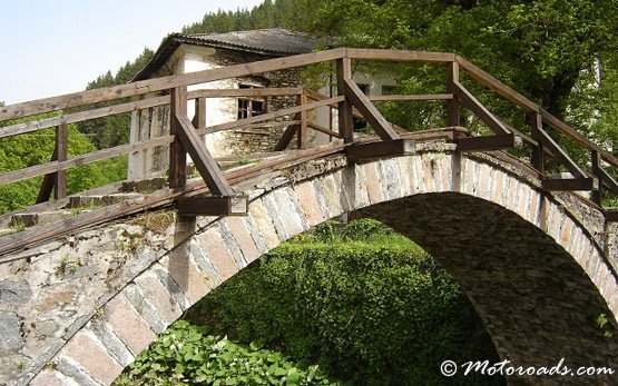 Puente in Shiroka Laka